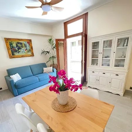New Near Center Sleeps 4 *