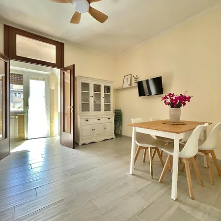 New Near Center Sleeps 4