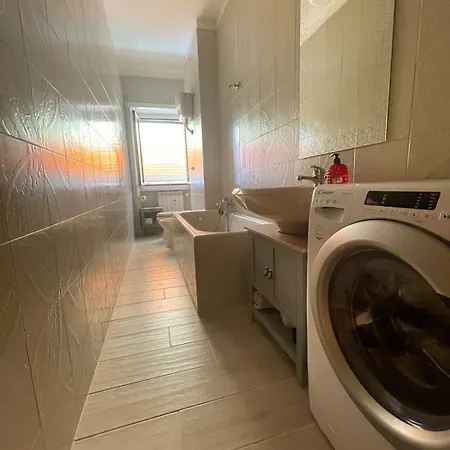 New Near Center Sleeps 4 Apartment *