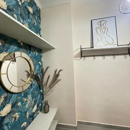 Apartment New Near Center Sleeps 4 *