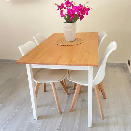 Apartment New Near Center Sleeps 4