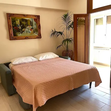 New Near Center Sleeps 4 Rome