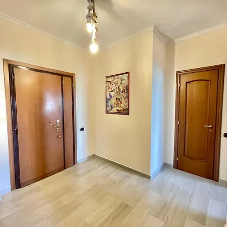 Apartment New Near Center Sleeps 4 *