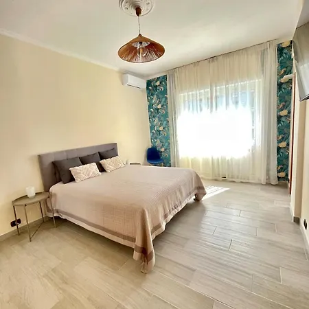 New Near Center Sleeps 4