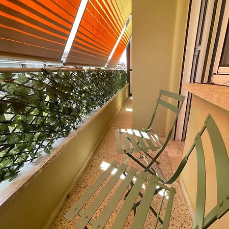 New Near Center Sleeps 4 *