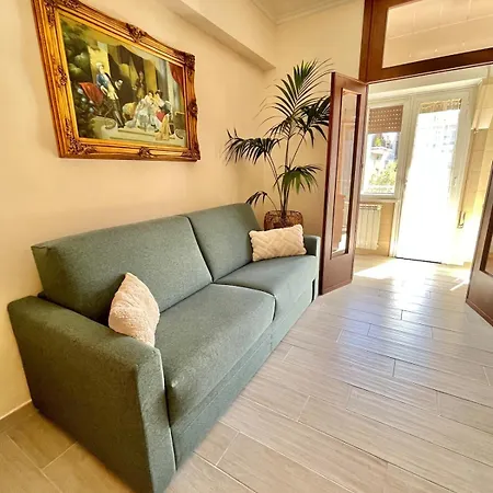 New Near Center Sleeps 4 Apartment